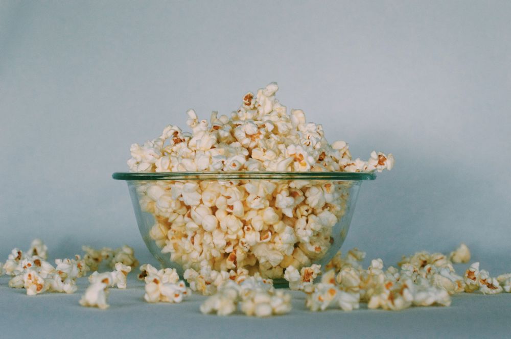 Tilbered hurtigt sunde popcorn på en popcornmaskine